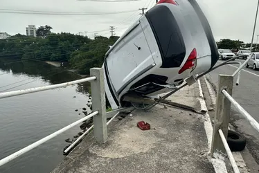 Imagem ilustrativa da imagem FOTOS | Carro de médica capota e fica pendurado em ponte de Vitória