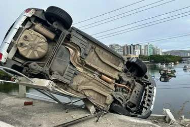 Imagem ilustrativa da imagem FOTOS | Carro de médica capota e fica pendurado em ponte de Vitória