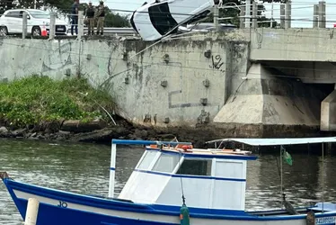 Imagem ilustrativa da imagem FOTOS | Carro de médica capota e fica pendurado em ponte de Vitória