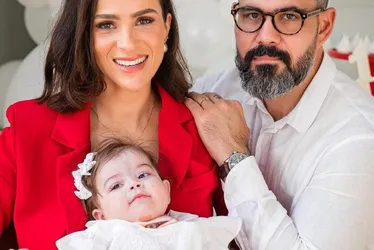 Imagem ilustrativa da imagem Filha de Juliano Cazarré retorna à UTI após febre e dificuldade respiratória