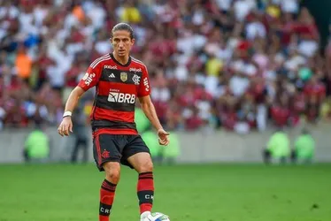 Imagem ilustrativa da imagem Flamengo revela lesão de Filipe Luís a cinco dias da final da Copa do Brasil