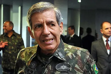 
          Imagem ilustrativa da imagem General Heleno ativa modo ‘não sei de nada’ e silencia sobre Cid
          
