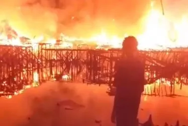Imagem ilustrativa da imagem Grande incêndio atinge comunidade em Santos e destrói dezenas de casas