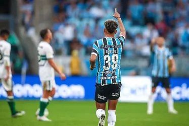 Imagem ilustrativa da imagem Grêmio dá show, assume a segunda posição e afunda Coritiba na lanterna