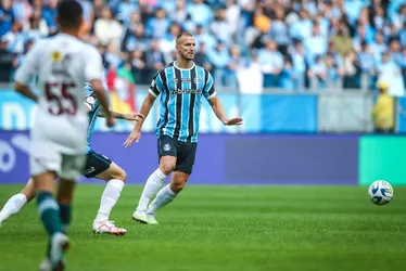 Imagem ilustrativa da imagem Grêmio vira sobre o Fluminense em tarde de aplausos por reestreia de Luan