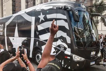 Imagem ilustrativa da imagem Grupo de torcedores do Fluminense joga pedra em ônibus do Botafogo