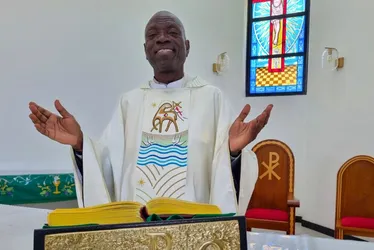 Imagem ilustrativa da imagem Histórias do padre que escapou de bombas na África