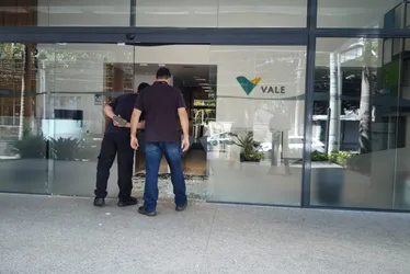 Imagem ilustrativa da imagem Homem arromba prédio, tenta pular para outro edifício e acaba preso em Vitória