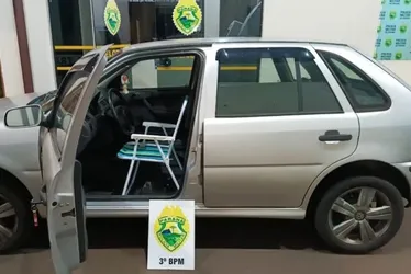 Imagem ilustrativa da imagem Homem é flagrado dirigindo carro com cadeira de praia no PR
