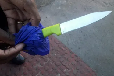 Imagem ilustrativa da imagem Homem é preso comendo pastel minutos após esfaquear mulher em Vitória