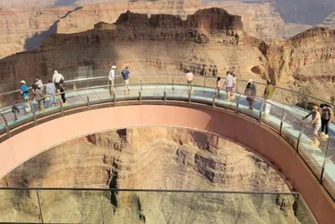 Imagem ilustrativa da imagem Homem morre ao cair de ponte em atração turística nos EUA