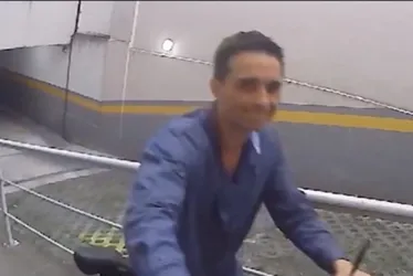 Imagem ilustrativa da imagem Homem rouba bicicleta em condomínio e sorri para as câmeras