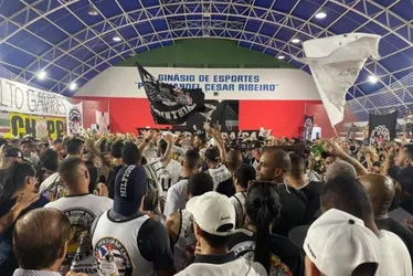 Imagem ilustrativa da imagem Homenagem a corintianos mortos tem bateria, hinos e muita emoção