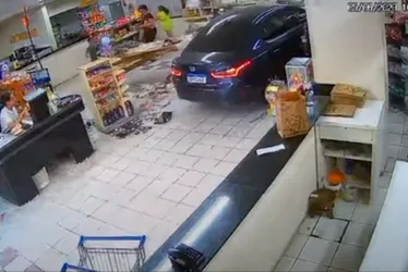 Imagem ilustrativa da imagem Idosa confunde pedais de carro e invade padaria