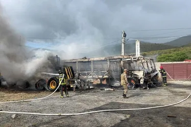 Imagem ilustrativa da imagem Incêndio atinge ônibus escolares em Taquaritinga do Norte