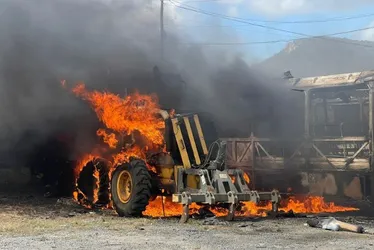 Imagem ilustrativa da imagem Incêndio atinge ônibus escolares em Taquaritinga do Norte