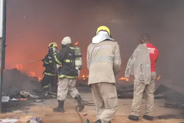 Imagem ilustrativa da imagem Incêndio destrói galpão de catadores de recicláveis no Sul do ES