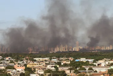 Imagem ilustrativa da imagem Incêndios destroem 14 ambulâncias e parque em Vila Velha e na Serra