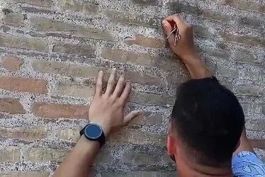 Imagem ilustrativa da imagem Itália identifica turista que escreveu nome da namorada em parede do Coliseu