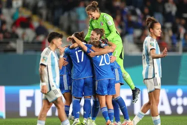 Imagem ilustrativa da imagem Itália marca no final, vence Argentina e se junta à Suécia na liderança