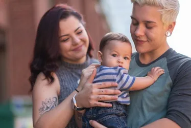 Imagem ilustrativa da imagem Itália retira nomes de mães LGBT+ de certidões de nascimento de crianças