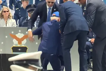 Imagem ilustrativa da imagem Joe Biden tropeça e cai durante evento militar nos EUA