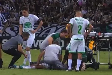 Imagem ilustrativa da imagem Jogador cai desacordado e deixa campo de ambulância na Série B