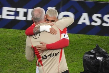 Imagem ilustrativa da imagem Jogadores do Flamengo abraçam Dorival Júnior antes de jogo com o São Paulo