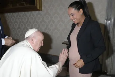 Imagem ilustrativa da imagem Jornalista capixaba é única brasileira na 'Aeronave Papal' da JMJ 2023