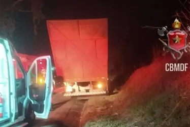 Imagem ilustrativa da imagem Jovem morre ao tentar fugir de acidente pulando com filha de caminhão no DF