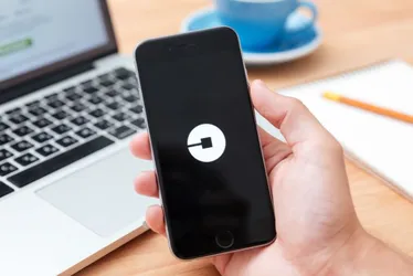 Imagem ilustrativa da imagem Justiça multa Uber em R$ 1 bilhão e manda empresa registrar motoristas