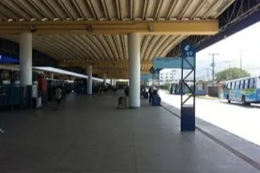 Imagem ilustrativa da imagem Ladrão assalta mulheres e se esconde embaixo de ônibus em terminal na Serra