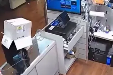 Imagem ilustrativa da imagem Ladrão usa caixa de papelão para esconder rosto e roubar 19 iPhones em loja