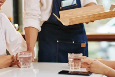 Imagem ilustrativa da imagem Lei que obriga restaurantes a dar água de graça aos clientes em SP é suspensa
