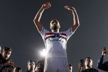 Imagem ilustrativa da imagem Lucas chora em campo após classificação do São Paulo