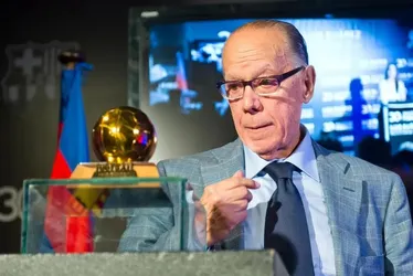 Imagem ilustrativa da imagem Luis Suárez, único espanhol a vencer a Bola de Ouro, morre aos 88 anos