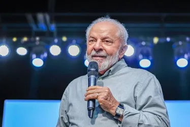 Imagem ilustrativa da imagem Lula diz que fêmur dói 'sentado, de pé e deitado' e confirma data de cirurgia
