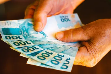 Imagem ilustrativa da imagem Lula eleva para R$ 600 mínimo que bancos não podem tomar de superendividados
