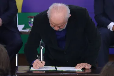 Imagem ilustrativa da imagem Lula sanciona novo salário mínimo com ganho real e mudança da isenção no IR