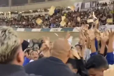 Imagem ilustrativa da imagem MC Cabelinho joga dinheiro para o público em campeonato de jiu-jitsu
