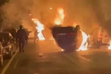 Imagem ilustrativa da imagem Manifestantes queimam escolas e delegacias em protesto por morte de jovem