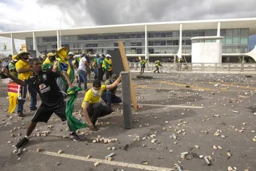 Imagem ilustrativa da imagem Material genético faz PGR acusar mais 31 pessoas de vandalismo no 8/1