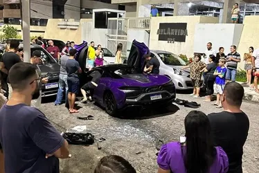 Imagem ilustrativa da imagem McLaren de R$ 3,8 mi fica destruída após bater em carro popular em Maceió
