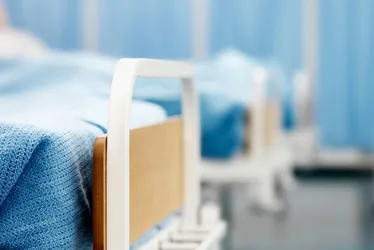 Imagem ilustrativa da imagem Menina resgatada com desnutrição se recupera em hospital ao lado da avó