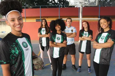 Imagem ilustrativa da imagem Meninas sonham com carreira no futebol