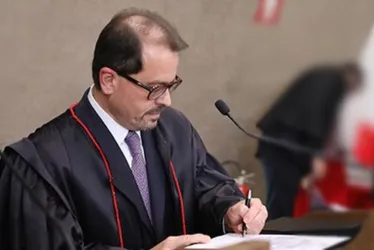 Imagem ilustrativa da imagem Ministro vota pela inelegibilidade de Bolsonaro e placar está em 2 a 1