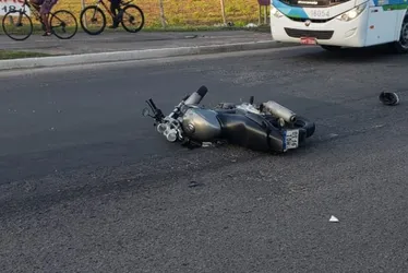 Imagem ilustrativa da imagem Motociclista morre após colidir com caminhão na Serra