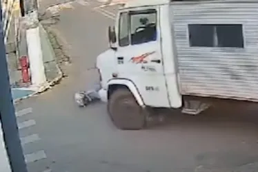 Imagem ilustrativa da imagem Motociclista vai parar embaixo de caminhão no Sul do Estado