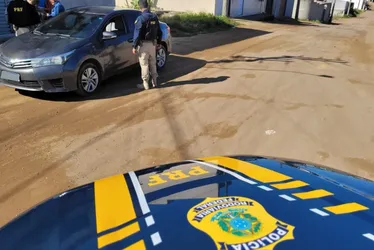 Imagem ilustrativa da imagem Motorista é flagrado com carro roubado e diz que comprou em rede social