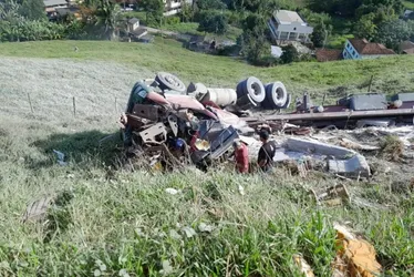 Imagem ilustrativa da imagem Motorista fica ferido após carreta cair em barranco no Sul do ES